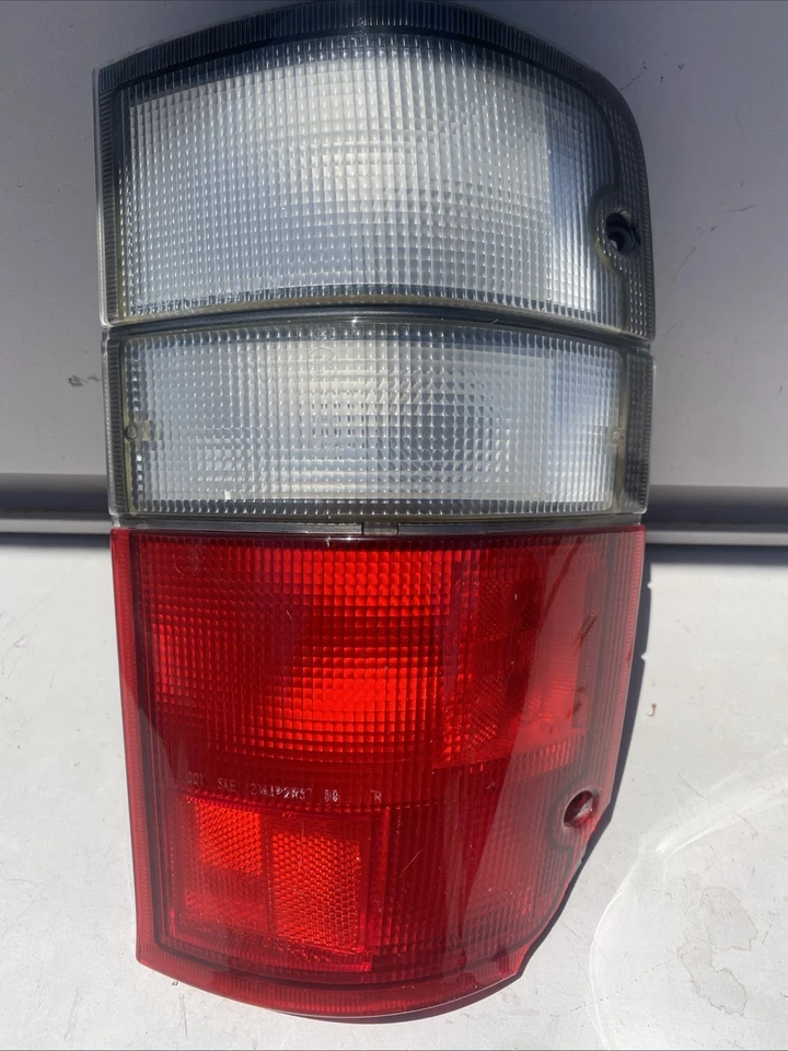 2000 - 2002 年五十铃部队讴歌 SLX 乘客右侧尾灯切片 — 第 1/4 张图片