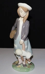 Figura Lladro “Otoño” Cuatro Estaciones #5218 Niña Joven con Maletín y Muñeca de Trapo - Imagen 1 de 6