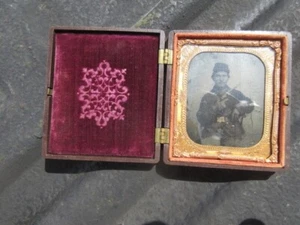 Bürgerkrieg Farbfoto bewaffneter Soldat mit Colt Revolver, Littlefield Etui - Bild 1 von 7