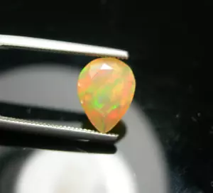 1,41ct Natürlicher Welo Opal Edelstein Facettiert Äthiopien Farbspiel Regenbogen Rot Grün Flash - Bild 1 von 19