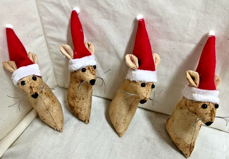 Christmas/Santa/Santa Hats/Primitive Mice/Set of 4/Farmhouse/Grunged - Image 1 of 1