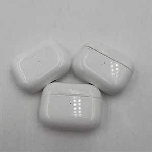 Apple AirPods Pro 2 MagSafe Charging Case (Lightning) A2700 - NOT WORKING - Picture 1 of 3