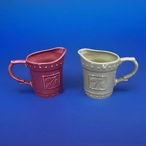 Sorrento Debby Segura Designs Signature Housewares 2 Milchkännchen rot & grün - Bild 1 von 9