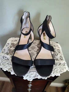 Louise et Cie schwarze Riemchen-Heels aus Leder mit goldfarbenem Reißverschluss Größe 8M - Bild 1 von 10
