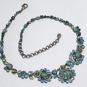 Collar Sorrelli Floral Azul Verde Cristal Distintivo Firmado Ajustable - Imagen 1 de 6