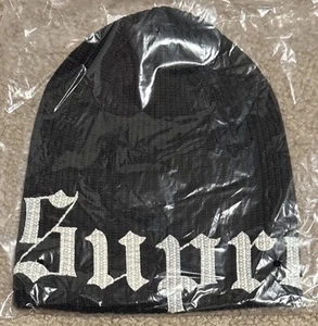 Nuevo con etiquetas Gorro Supreme Antiguo Inglés Estampado OS Negro SS25 ¡ENVÍO GRATUITO! - Imagen 1 de 7