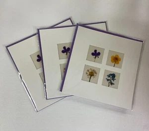 Lote de 3 tarjetas de felicitación cuadradas en blanco de 4 flores de Caroline Moore - Imagen 1 de 1