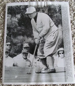 B & W PRESS PHOTO-GENE SARAZEN MISSES PUTT 1ST HOLE 1963 MASTER - Picture 1 of 4