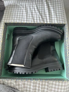 BLACK WOMENS BOOTS SIZE UK 7/ 40 - Picture 1 of 6