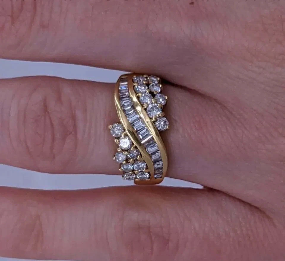 Anillo de boda con racimo de diamantes de corte baguette de 2 quilates enchapado en oro amarillo de 14 quilates Foto 1 de 4
