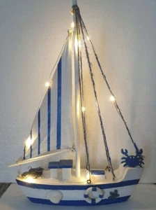 MARITIMES DEKO Segelschiff Holz mit 10 er LED Beleuchtung Weiß- Marineblau - Bild 1 von 6