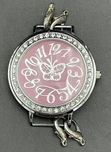 Damen rosa Zifferblatt mit silbernem Schmetterling Strass rundes Zifferblatt UNGETESTET WIE BESEHEN - Bild 1 von 3