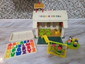 Vintage Fisher Price Little People #923 Spiel Familie Schulhaus und 7 Figuren - Bild 1 von 11