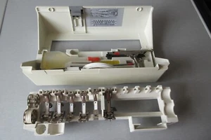 Scatola accessori macchina da cucire Bernina con contenuto - Foto 1 di 14