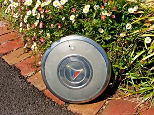#VALIANT HUB CAP--VG VH VJ MODEL --GARAGENALIA--MANCAVE,SHOP DISPLAT OR USE # - Picture 1 of 2