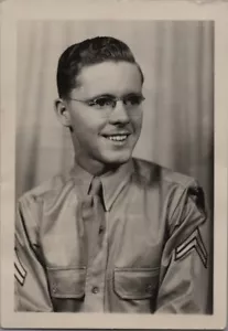 Fotografía de estudio cabo del ejército Segunda Guerra Mundial Era-Acme fotos Englewood, Colorado - Imagen 1 de 2