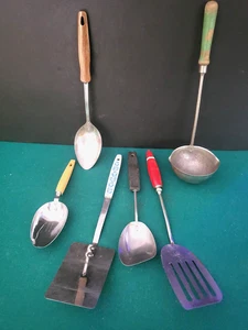 Vintage Lot Of 6 Kitchen Utensils: Ladle, 2 Scoops, 2 Spatulas, 1 Serving Spoon - Picture 1 of 8