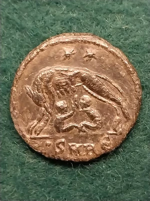 Roman Empire, Constantine I, Nummus, She-Wolf & Twins, VRBS, ROMA, 18mm, 2.5gr - Image 1 of 3
