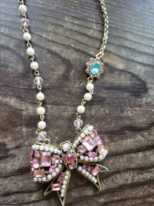 Collana Vintage Betsey Johnson Jewel Rosa Fiocco Dichiarazione Perle Strass - Foto 1 di 7