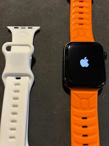 Apple Watch Series SE (2nd Gen) 44mm GPS + WiFi + Bluetooth Excellent Condition - Picture 1 of 4