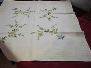 Alte Mitteldecke in Handarbeit bestickt Blumen Stickerei Halbleinen? 78 x 78 - Bild 1 von 3