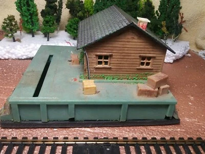 C12B VINTAGE HO SCALE MECHANICAL TRACKSIDE LOADING DOCK BUILDING  - Image 1 of 4