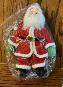 Vintage Santa Plüsch Ornament grüne Fäustlinge Kunststoff Gesicht Gürtel Stiefel Korea Neu aus altem Lagerbestand 7 Zoll - Bild 1 von 4