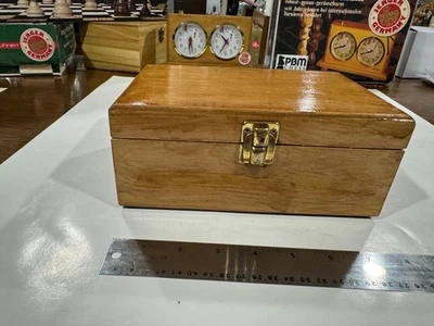 CAJA DE MADERA CON CERRADURA PARA AJEDREZ HOMBRE 3.5" KING REGALO ENVUELTO ACABADO NATURAL HECHO EN EE. UU. Foto 1 de 3