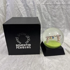 Seltsame Schneekugel anthropomorphe Schweine kochen eine Person Schweinebraten - Bild 1 von 9