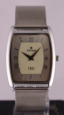 Hermoso reloj pulsera de cuarzo con borde de titanio para hombre esfera plateada correa de acero inoxidable Foto 1 de 4