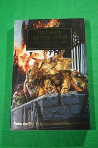 Heralds of the Siege The Horus Heresy Warhammer 40k Nick Kyme Trade Paperback - Foto 1 di 3