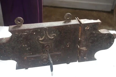 serrure ancienne de château avec clé - Photo 1/4