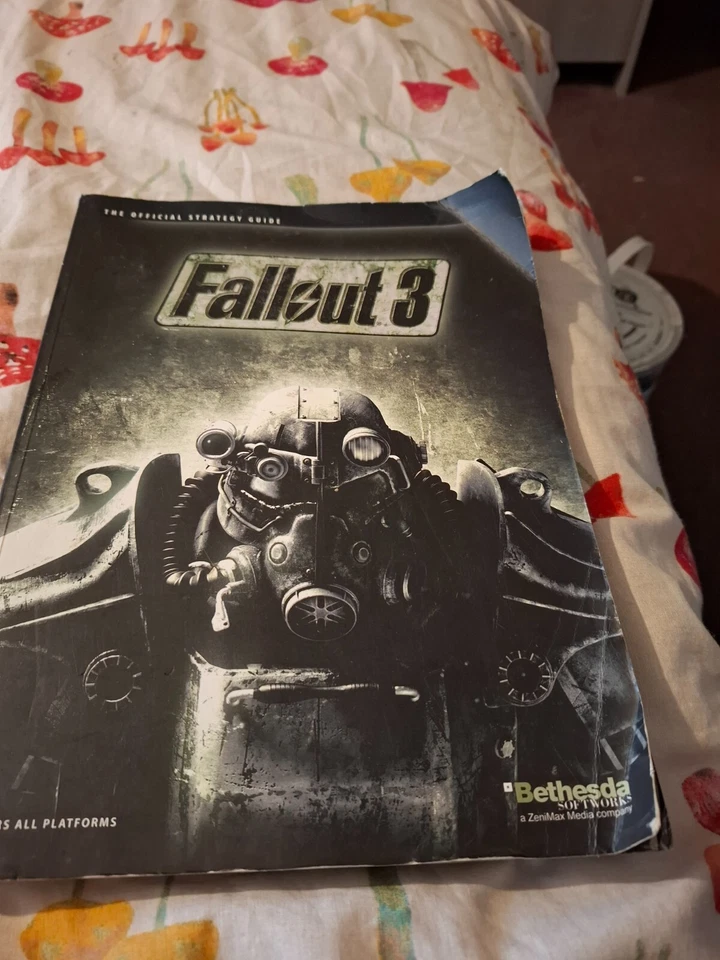 Used Fallout 3 Official Game Guide,with map Prima Bethesda Book - Image 1 of 2
