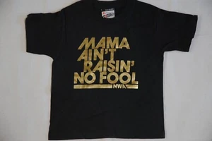 CAMISETA OFICIAL MAMA AIN'T RAISIN' NO FOOL LOGO NEGRA NIÑOS JÓVENES INSPIRADA EN TUPAC - Imagen 1 de 6