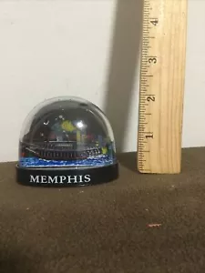 Vintage Memphis Snow Globe Tennessee cupola di neve anni 70 Hong Kong # 844 Kitschy - Foto 1 di 4