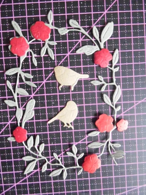 Stanzschablonen, schöner Blüten Kranz, Vögel, mehrtlg. Geburtstag. - Bild 1 von 2