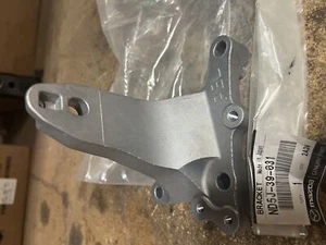 MAZDA OEM 16-18 MX-5 Miata 2.0L-L4 ENGINE-Mount bracket Left ND5J39031 - Picture 1 of 3