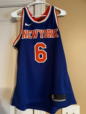 Camiseta de los New York Knicks para hombre azul medio Nike Kristaps Porzingis NBA Swingman 44 Foto 1 de 3
