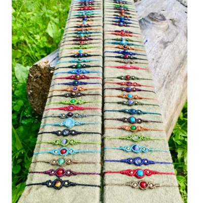 Venta al por mayor 50 piezas brazalete de macramé con cuentas de cristal de piedras preciosas naturales hechas a mano Foto 1 de 4