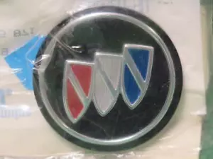 25551195 GM WHEEL CENTER CAP TRI-SHIELD EMBLEM 91-96 BUICK LESABRE PARK AVENUE - Picture 1 of 1
