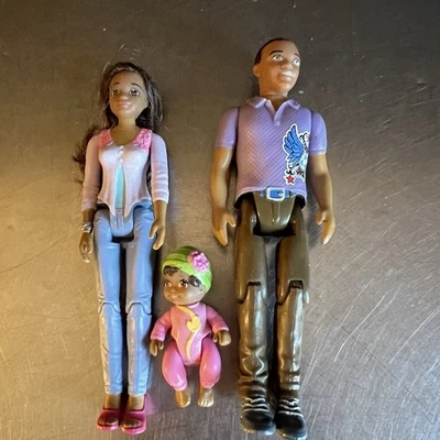 Juego de 3 figuras para casa de muñecas afroamericanas familia amorosa Mattel pelo mamá papá bebé Foto 1 de 4