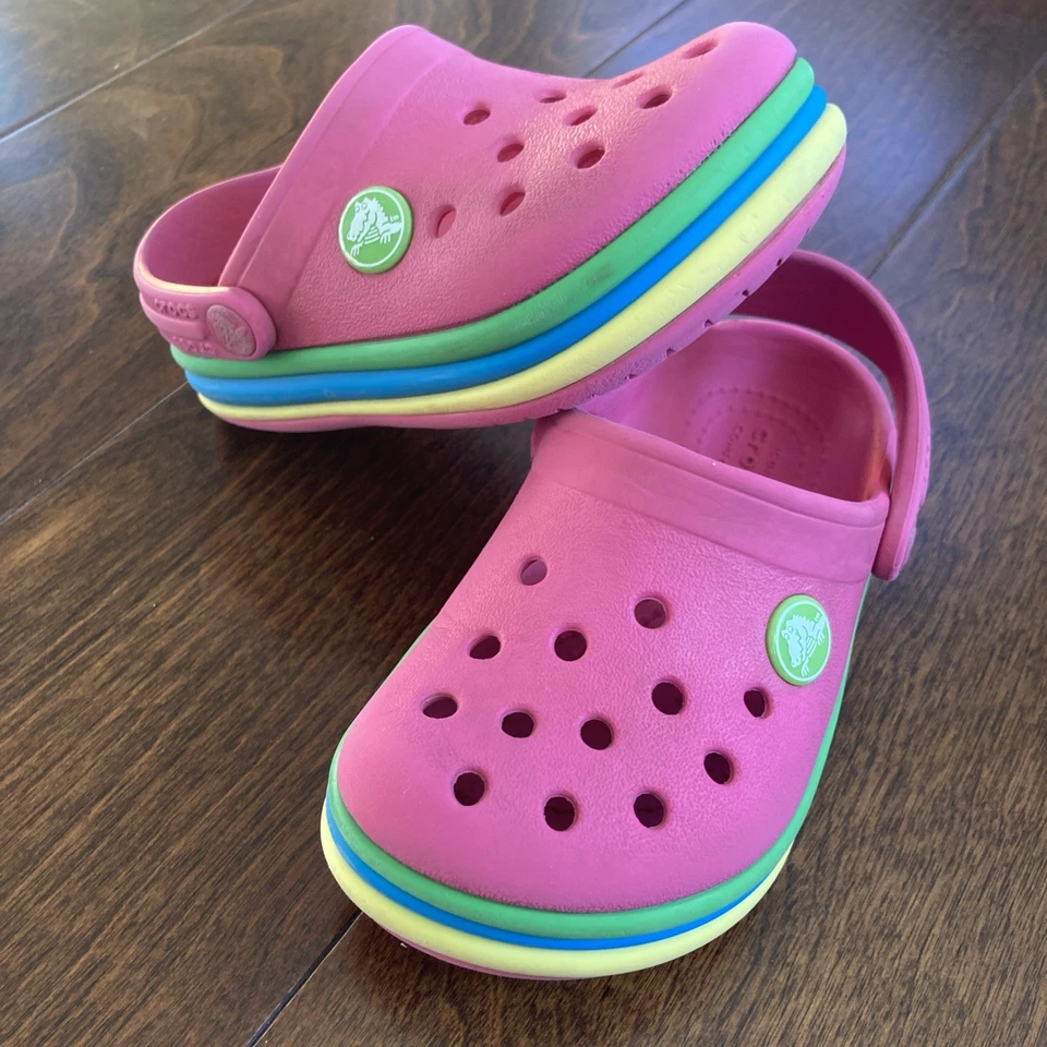 Zuecos clásicos Crocs arco iris rayas niños pequeños talla C8 rosa verde azul amarillo Foto 1 de 4