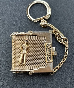Vintage Small Coin Purse Key Chain Hug/Kiss Closure Nassau, Bahamas - Picture 1 of 8
