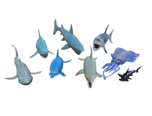Figuras de plástico vintage de 8 tiburones de 5 delfines y 1 calamar sin marca - Imagen 1 de 5
