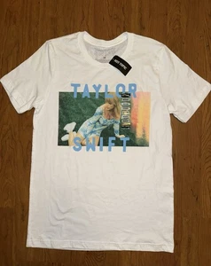 NUEVA Camiseta Taylor Swift Hot Topic Blanca Era Amante Foto Hierba Mediana - Imagen 1 de 4