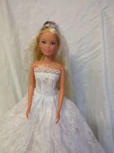 fashion Doll simba In Wedding Dress Yellow Shoes And Extra Dress - Picture 1 of 7