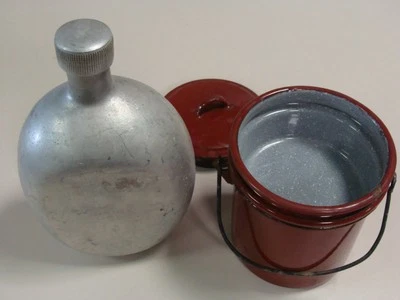 Lot de gamelle et gourde métalliques anciennes alu, émaillée - Photo 1/4