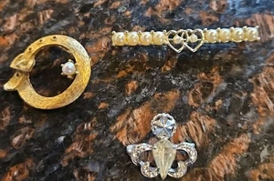 Menge 3 Sarah Pins, Broschen, Coventry, Mamselle, Kunstperlen, Goldtöne - Bild 1 von 11