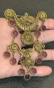Vintage unsigniert GOLDETTE lila Kristall Bahnhof Hänger Charms Gold BROSCHE Anstecknadel - Bild 1 von 8