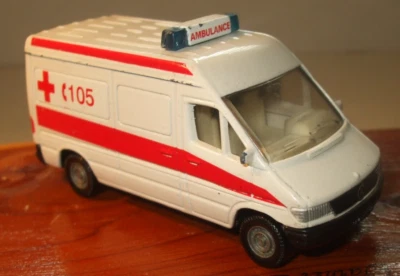 Ambulancia Siku Alemana 0804/0805 Mercedes Benz Sprinter Bélgica Cruz Roja MK-NT72 Foto 1 de 4